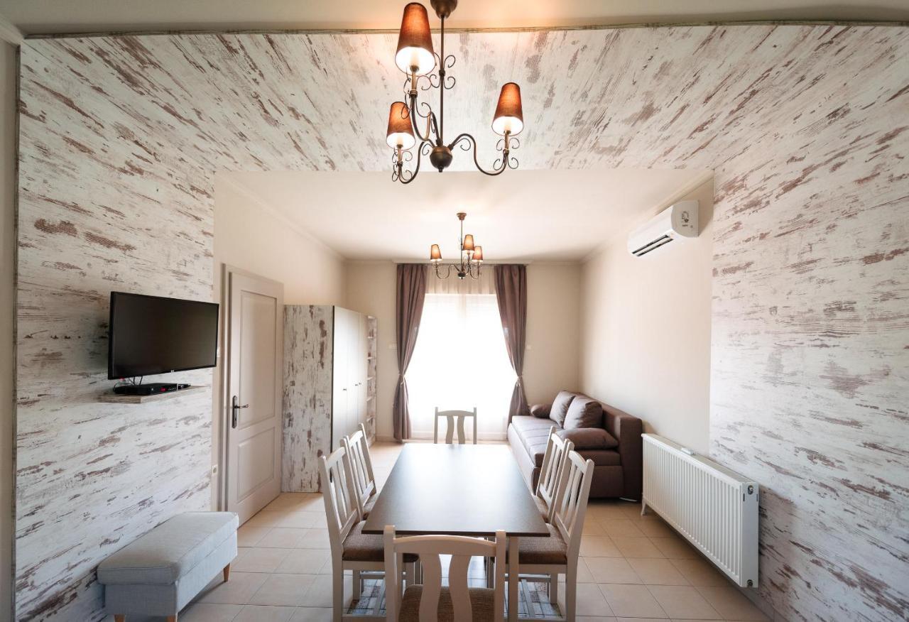Aranyszarvas Panzio, Etterem Es Grillterasz Apartment Exterior photo